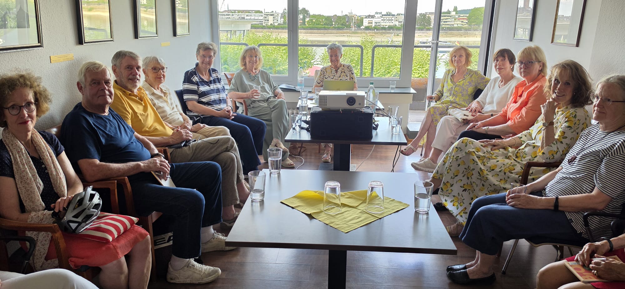 Gruppenfoto der Teilnehmerinnen und Teilnehmer der LESE-Veranstaltung in Bonn, im Halbkreis sitzend in einem hellen Raum mit Blick auf den Rhein